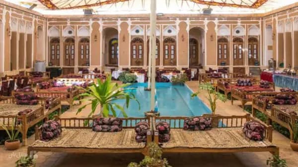 فضای داخلی هتل سنتی مهر یزد