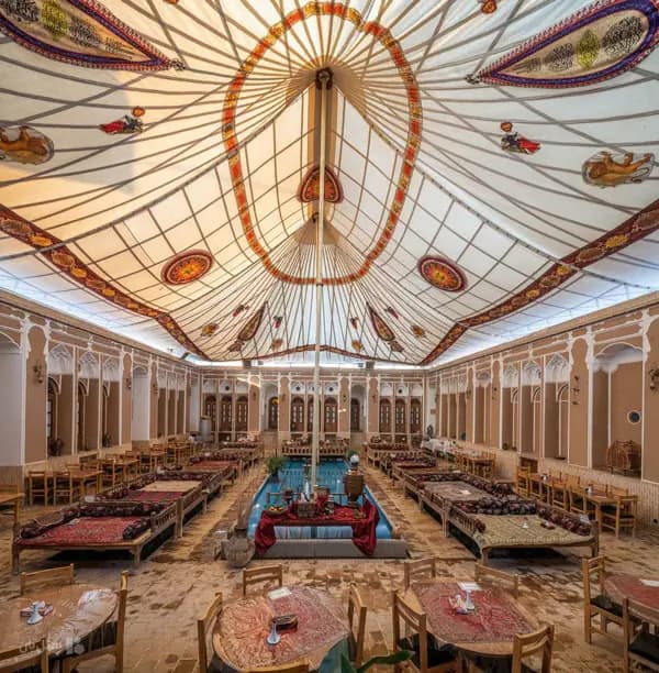 فضای داخلی هتل سنتی مهر یزد