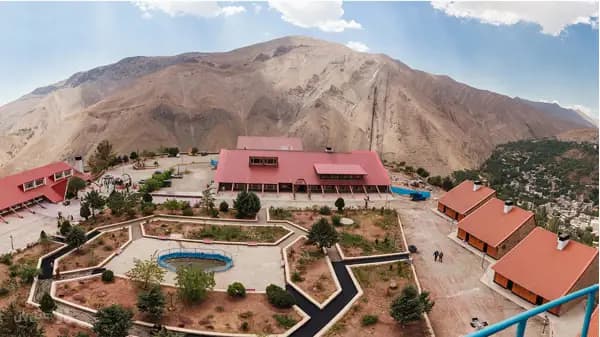 فضای بیرونی هتل جهانگردی میگون تهران