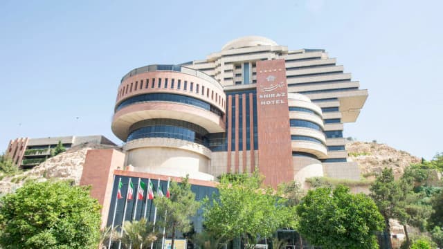 نمای بیرونی هتل بزرگ شیراز