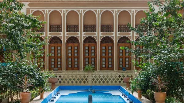 محیط داخلی هتل مظفر یزد با معماری سنتی