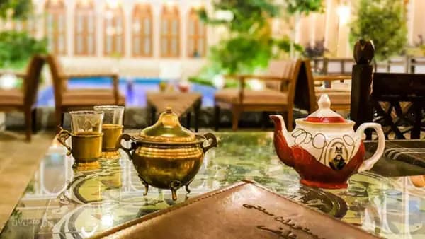 فضای نشیمن با دکوراسیون سنتی در هتل مظفر یزد