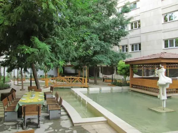 محوطه سبز در هتل تهران مشهد