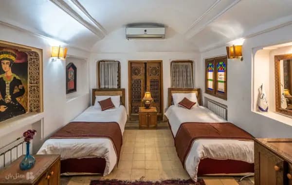 اتاق دوتخته تویین در هتل موزه فهادان یزد