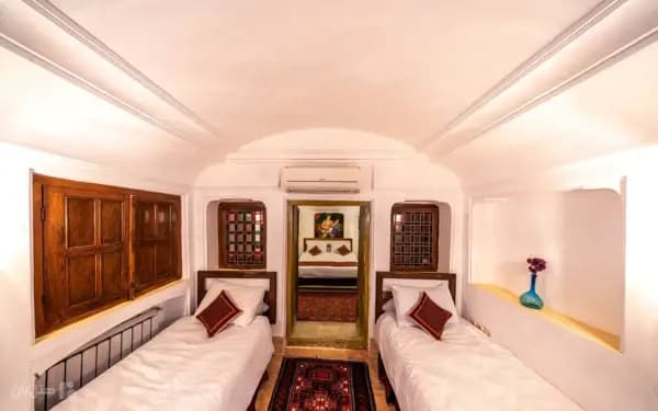 اتاق دوتخته تویین در هتل موزه فهادان یزد