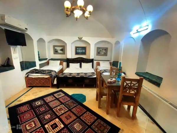 تصویر اتاق چهار تخته اقامتگاه سنتی خادمی کاشان اتاق چهار تخته در اقامتگاه سنتی خادمی کاشان