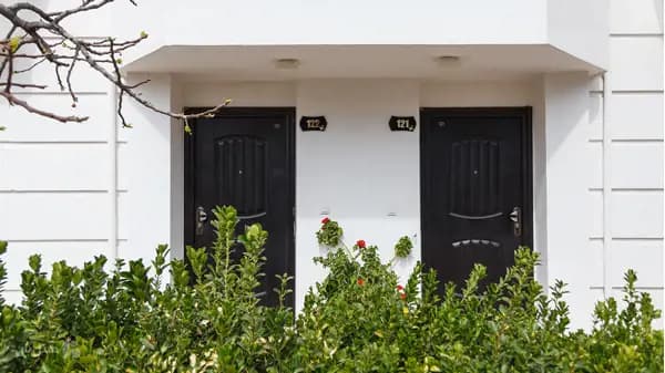 تصویر محوطه بیرونی هتل جهانگردی شیراز محوطه بیرونی هتل جهانگردی شیراز