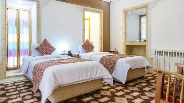 تصویر اتاق دو تخته تویین 1 هتل باغ مشیر الممالک یزد اتاق دو تخته تویین 1 در هتل باغ مشیر الممالک یزد