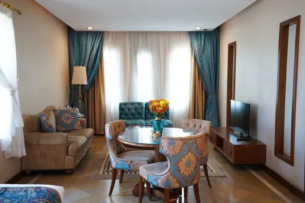 تصویر فضای داخلی سوئیت هتل پارسیان صفائیه یزد فضای داخلی سوئیت هتل پارسیان صفائیه یزد